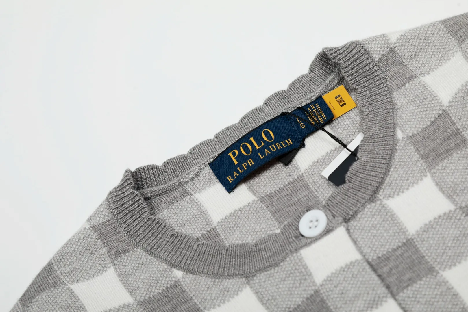 P166 💰 "Top quality" Style number: DS115# (on sale all year round) [Ralph Lauren plaid jacquard basic pony embroidered logo knitted cardigan short-sleeved] ✅Ralph Lauren all-match goddess style plain plaid knitted cardigan short-sleeved for all seasons ✅Main provider of platform live broadcast Wholesale entities ✅ZP quality 1:1 version Scan the code to enter the GF website Counter quality ✅Detailed quality The only one in Guangzhou Imported quality cotton yarn, focusing on high-end, cost-effective, good quality needless to say ✅The version restores the original version, loose, comfortable and stress-free, simple is high-end, classic is eternal, ✅The upper body is simple and easy to match, a must-have for goddess ootd. Good-looking clothes are never picky. A must-have in the goddess' wardrobe. Size: S-L Color: Navy Gray Yellow Pink Light Blue Red